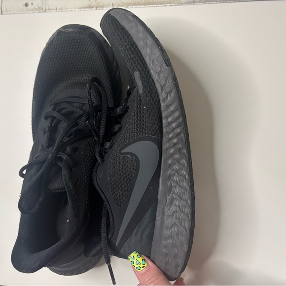 Nike Shoes Womens 8.5 Revolution 5 Athletic Running Low Sneakers Black Fabric - Picture 3 of 8